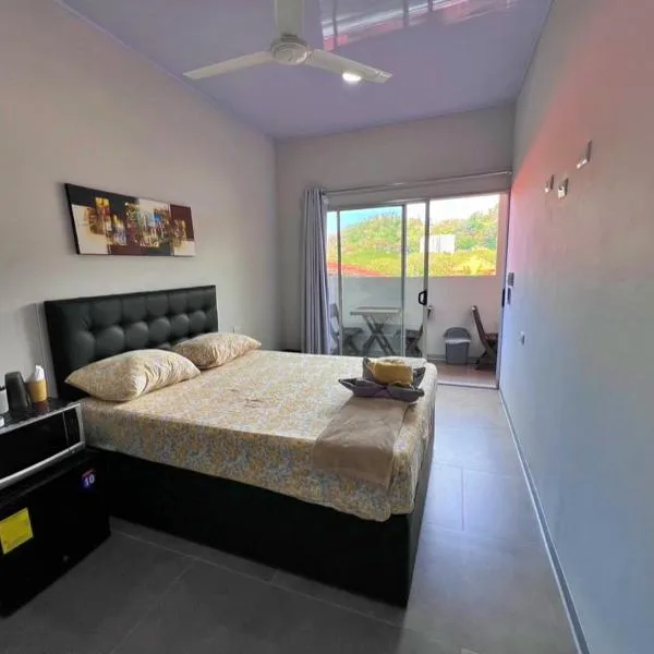 CASA MARIPOSA en Punta Leona a 500 metros de la playa FULL EQUIPADA Espacio y precio a tu medida Posibilidad de alquilar la casa entera, los dos apartamentos abajo o los 2 cuartos con baños privados en la planta alta Para 1 a 22 personas, ξενοδοχείο σε Herradura