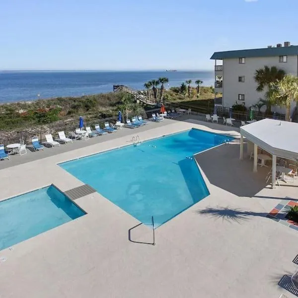 BEACHSIDE CONDO-WATER AND POOL VIEW Top Floor, hotel v destinaci Tybee Island