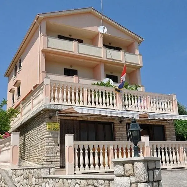 Apartments with parking space Lopar, Rab - 23747, ξενοδοχείο σε Lopar