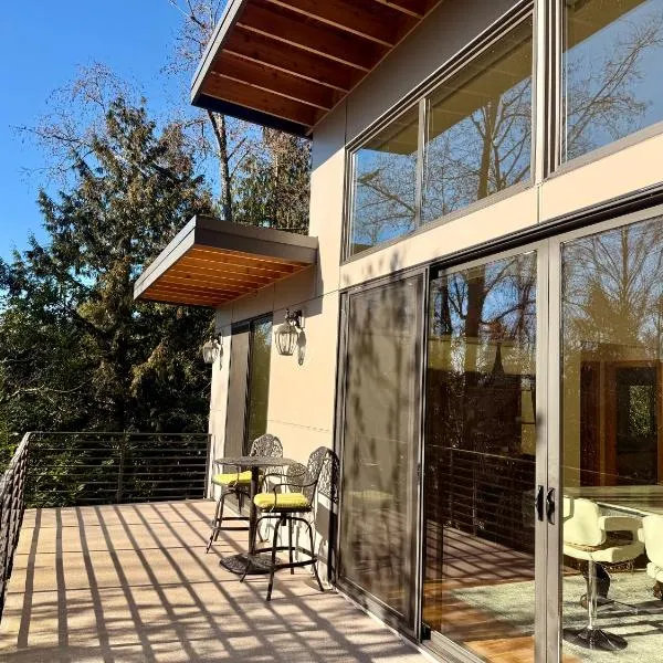 Luxury Family Retreat on Mercer Island Pet-Friendly, Pool Table, Patio & Near Seattle - Book Now & Save!, hotel v destinaci Mercer Island