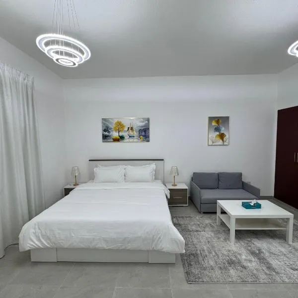 England Cluster International City - Bright,Spacious and Well Furnished Studio, hotel in Dubai