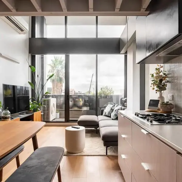 Centrally Located Modern Loft w Free Parking, Infinity Pool, Workspace, hotel in Melbourne