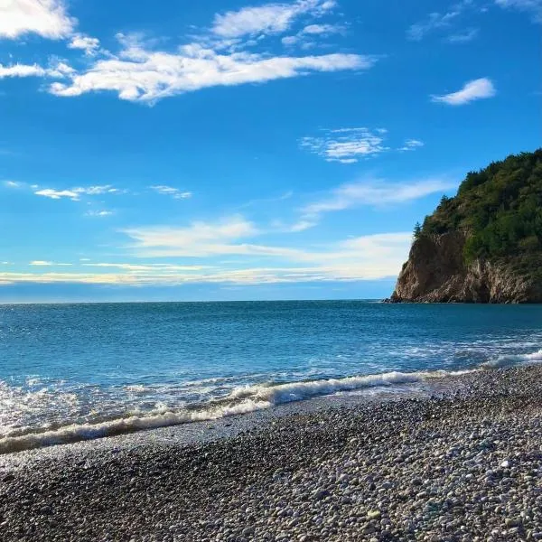 Charming Cozy Home on the Beach, Hotel in Kaluđerac