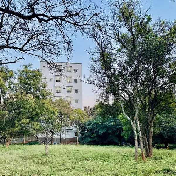Truelife Whitefield - Premium 1 BHK Apartments - Prime location - Easy access to Main Rd - Metro - ITPL - Fast WiFi - Kitchen - Smart TV - Power backup - Park - Garden views, hotel in Bangalore