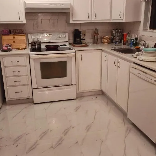 Family-Friendly in Quiet Laval Neighborhood, khách sạn ở Laval