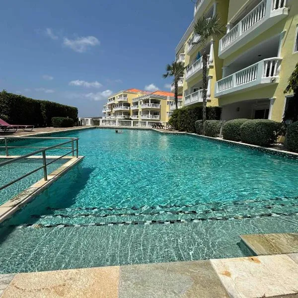 Modern appartement bij zee met zwembad op Blue Bay - Tripletree the hill, hotel en Sint Michiel