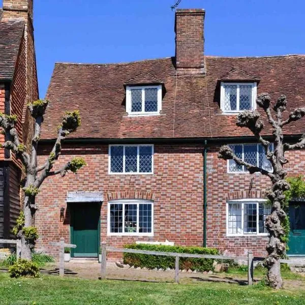 3 bedroom 17th Century Cottage, hotel in Groombridge