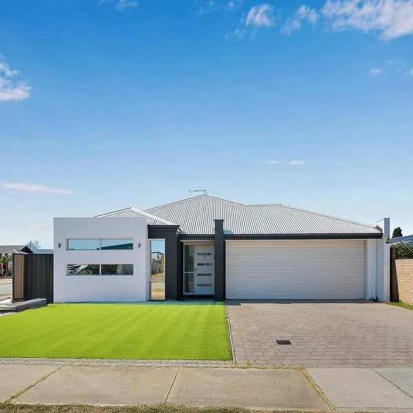 Spacious 4 Bedroom house in Southern River, hotel in Perth