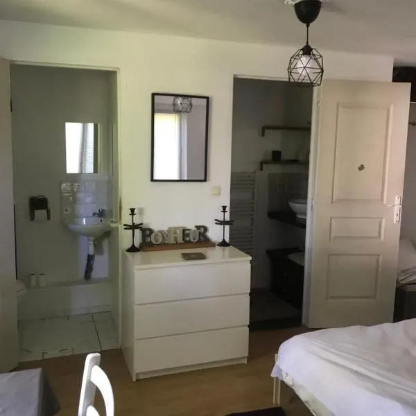 Tiny House、Bourdonnéのホテル