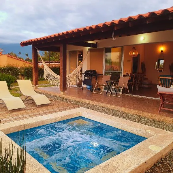 Casa Campestre en zona exclusiva con Jacuzzi, a 10 min del aeropuerto, 20 min parque del café, WiFi, parqueadero privado, vigilancia 24 hrs y amplias zonas sociales, hotel in Armenia