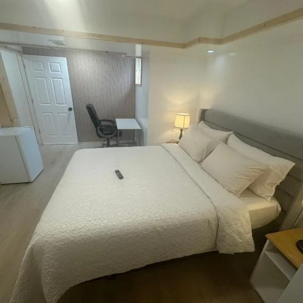 Private Entrance, private Bathroom, Bedroom and workspace，位于Stittsville的酒店