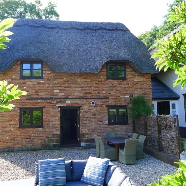 The Quintessential Dorset Cottage, hotel in Lytchett Matravers