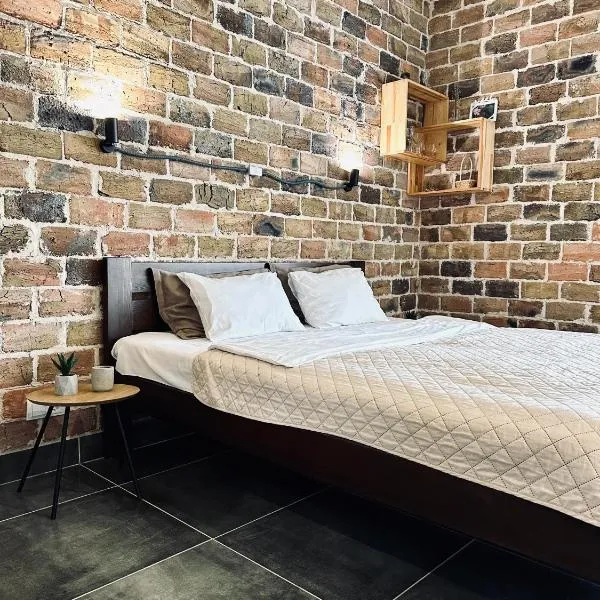 Modern apartments with a coffee machine in the city center, a view of the city, ξενοδοχείο σε Ρίβνε