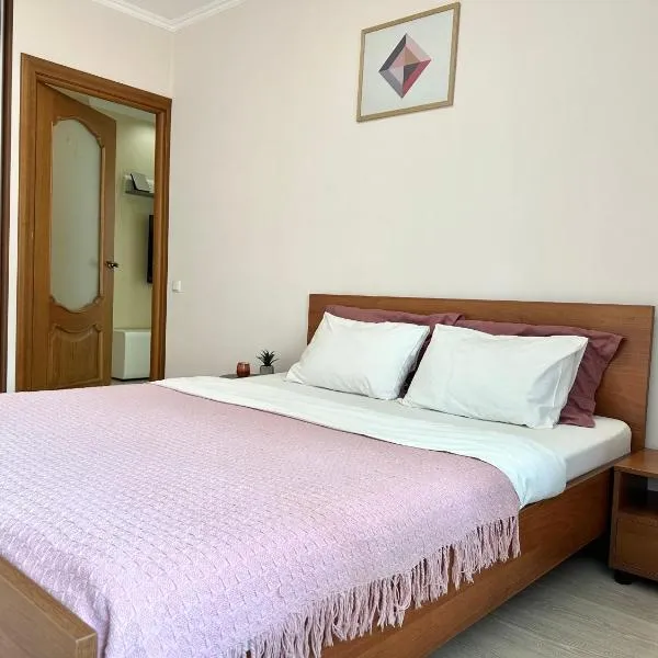 Apartments with a coffee machine in the city center, near a park and Zlata Plaza、リウネのホテル