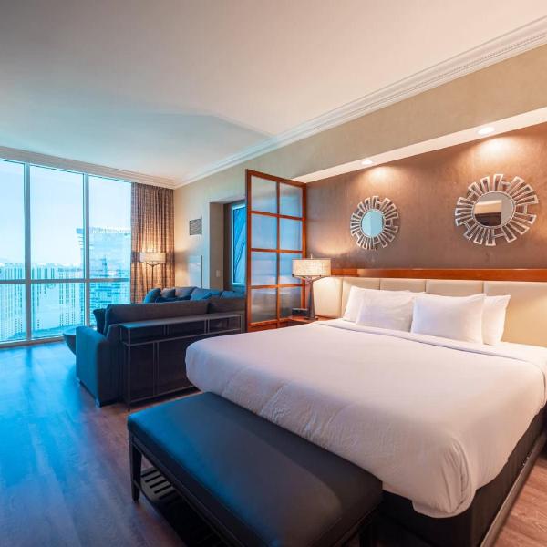 High Floor Strip View Suite& No Resort Fee& Free Valet, Las Vegas