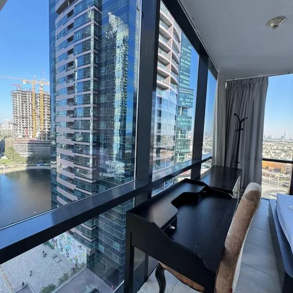 Click Stay - JLT - 2 Bedroom & Balcony Lakes View Entire Apartment -SS，位于迪拜的酒店