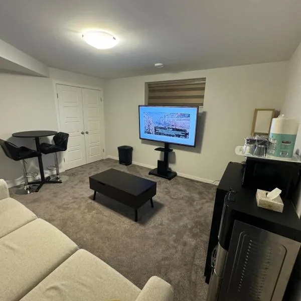 Private luxury Guest Suite in Winnipeg, Separate Entrance and Free Parking, ξενοδοχείο στο Γουίνιπεγκ