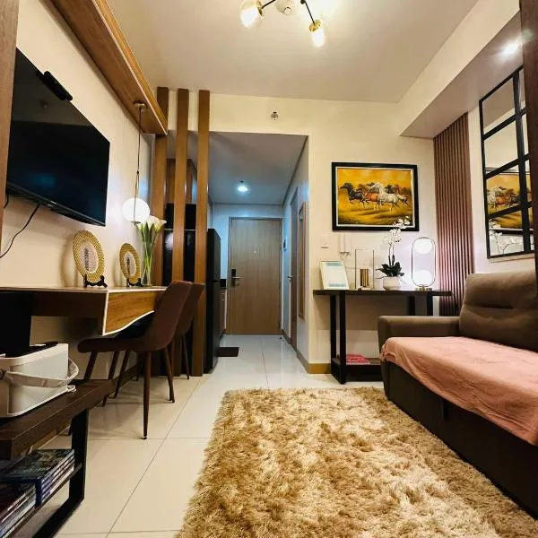 ARQ STAYCATION - RED RESIDENCES Makati, hotel a Manila