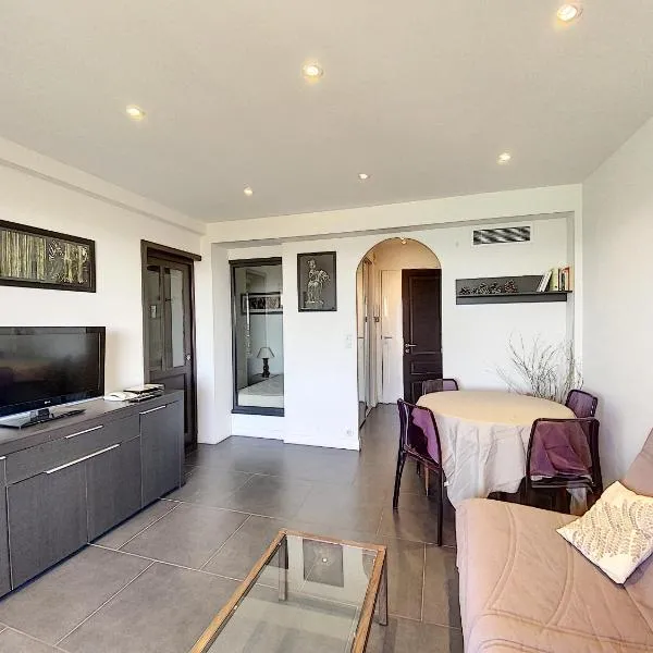 1-bedroom beachfront apartment with sea view, hotel u Cannesu
