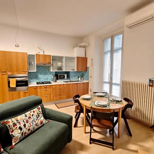 Milano Center Apartment in Shopping and living Area with AC, Wifi, steps from M1 and Airport and Fiera Milano link，位于米兰的酒店