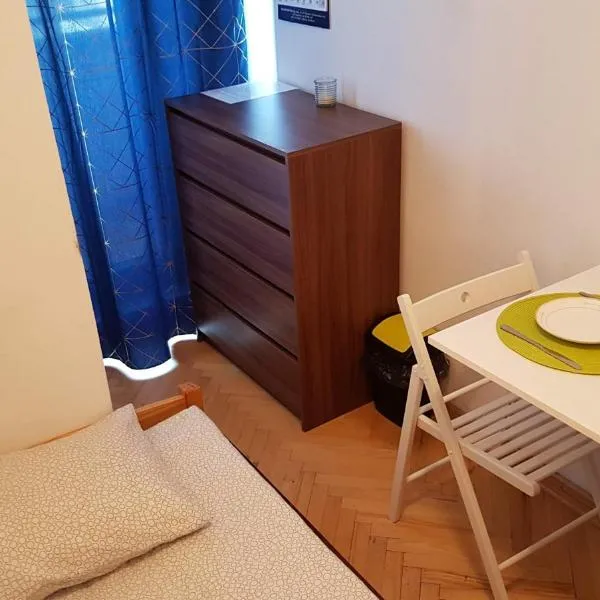 Niebieski Meander Pokoje blisko metra, hotel in Warsaw