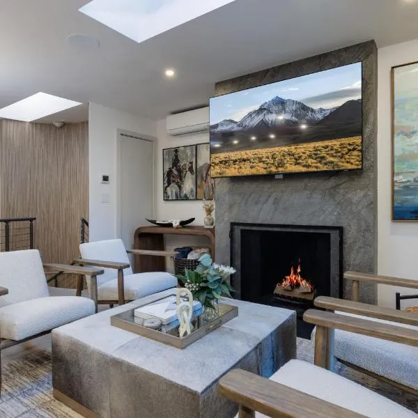 2 BR 3BA Condo - AC, Heated Pool, Walk to Town, hotel v destinaci Aspen