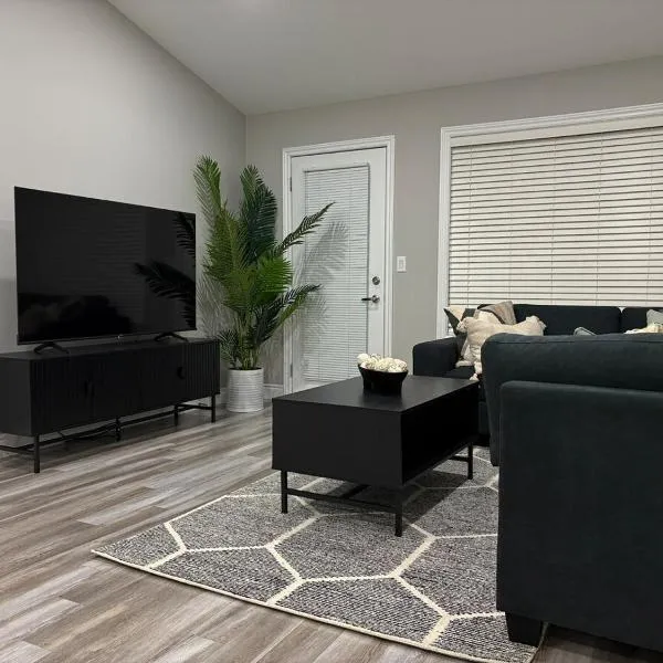Executive Home in Windsor close to the airport, hotel in Windsor