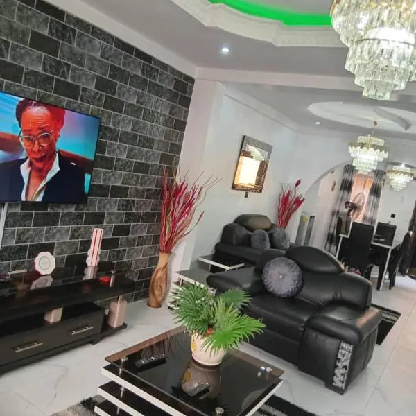 Home Away from Home - Gowon Estate near Gemade, Ipaja, Lagos，位于拉各斯的酒店