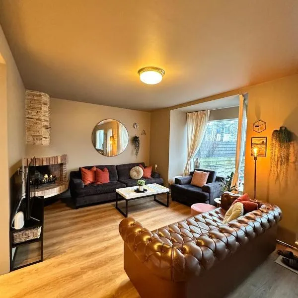 Family house near airport, hotel en Keflavík