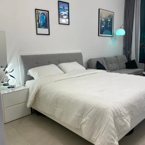 Nice studio at Al jada community, hotell i Sharjah