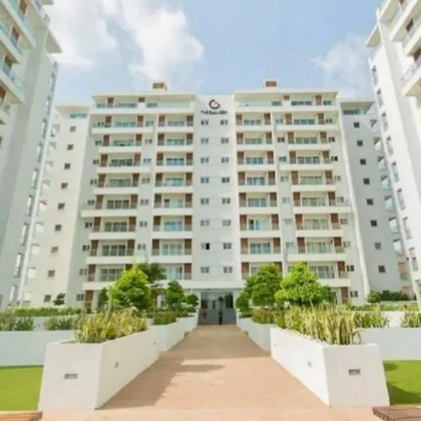 Chic 1BR Apt with Pool, High-speed Internet at The Gallery, 10 mins from Airport, 5mins from Major Restaurants and Malls, hotel in Accra