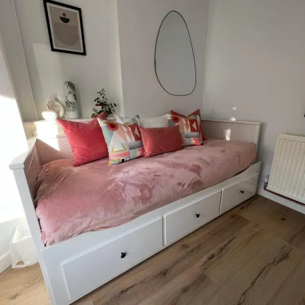 2025 Award Winner Liverpool Peach House - 4 Bedrooms, hotell Liverpoolis