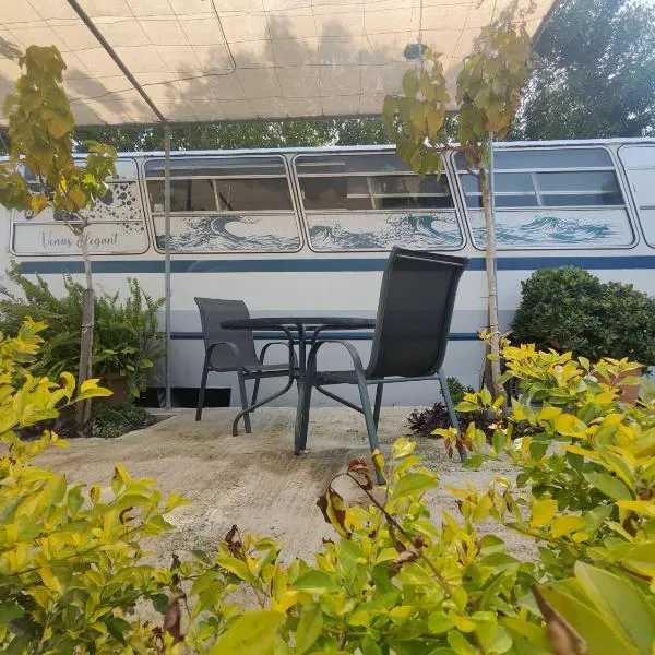 Couples Getaway Bus,位于克洛拉卡斯的酒店