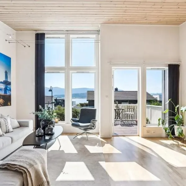 Moderne rekkehus nært Ålesund，Valderøya的飯店