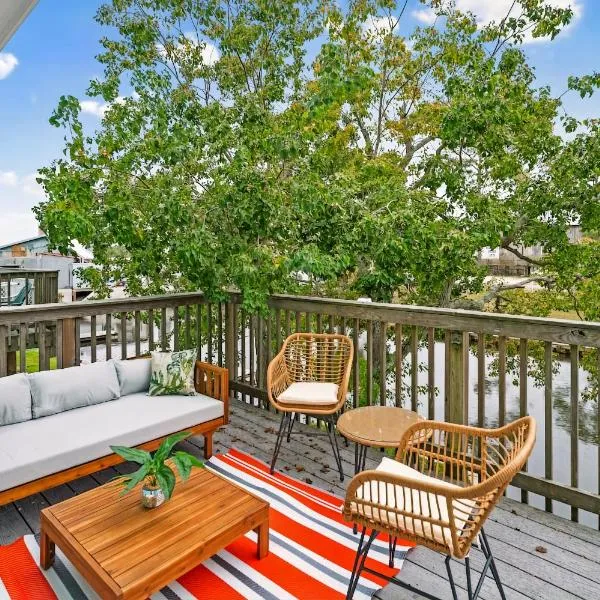 Waterfront Condo - Canal Views - Walk to Beach、ガルフ・ショアーズのホテル