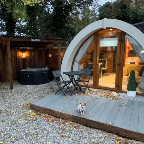 The Hideaway Glamping Pod 2 With Hot Tub & Cold Shower, khách sạn ở Naas