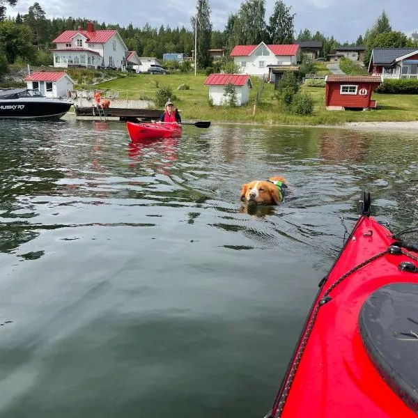 Coastal gem with beach, wooden sauna & canoes, hotel a Bjästa