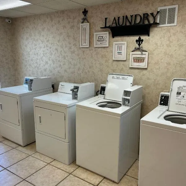 Pensacola Suites Hotel, hótel í Pensacola