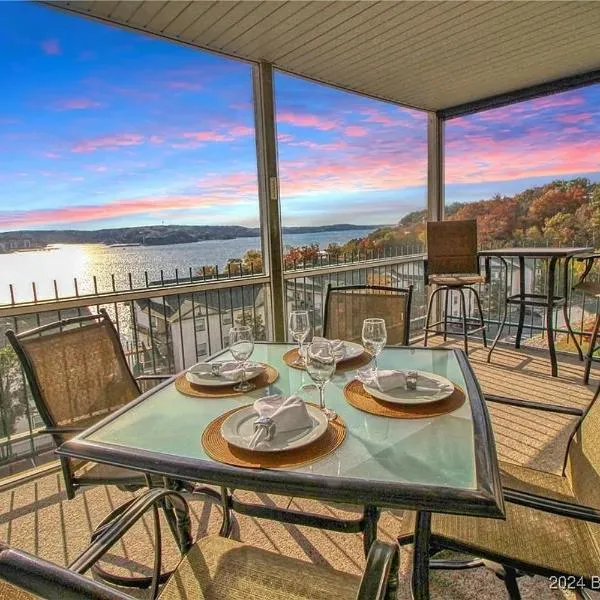 Gourgeous lake views, amazing susets, on main channel, hotel v destinaci Lake Ozark