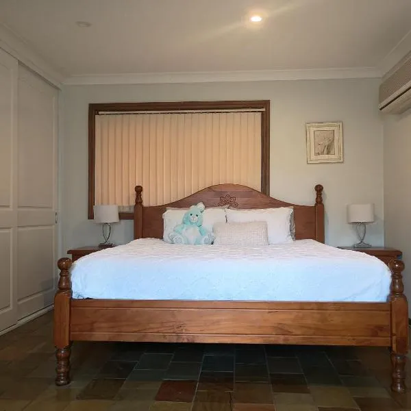 Baulkham Hills Deluxe king room with air-con private bathroom and entrance, hotel in Baulkham Hills