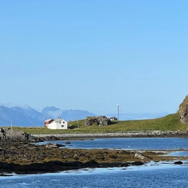 Prestholmen Værøy Lofoten, hotel in Værøy