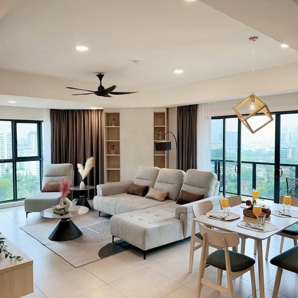 The Atrium at Jalan Ampang by OKBnB - Luxury 3 Bedroom Family Suite with Balcony, 3 mins to KLCC, Kuala Lumpur