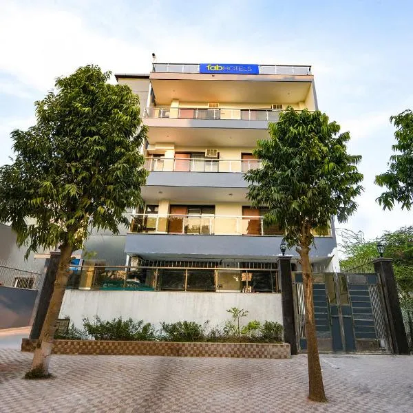 FabHotel RR Premium - Near Medanta Hospital，位于古尔冈的酒店