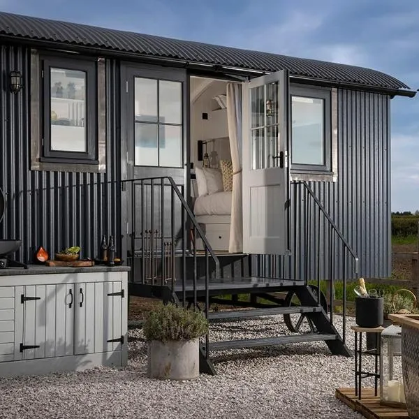 Luxury Shepherd hut with hot tub, Hotel in Alcester