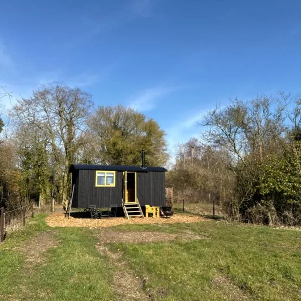 'Russet' Hut on fruit farm, Hotel in Charsfield