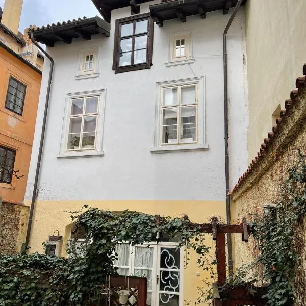 CozyGem House 2" walk Charles Bridge, Hotel in Prag