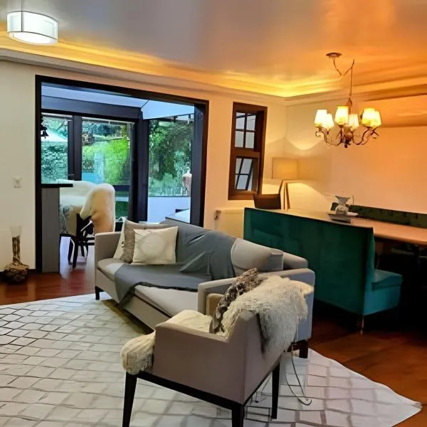 Sobrado com 4 quartos melhor localização Gramado, hotel in Gramado