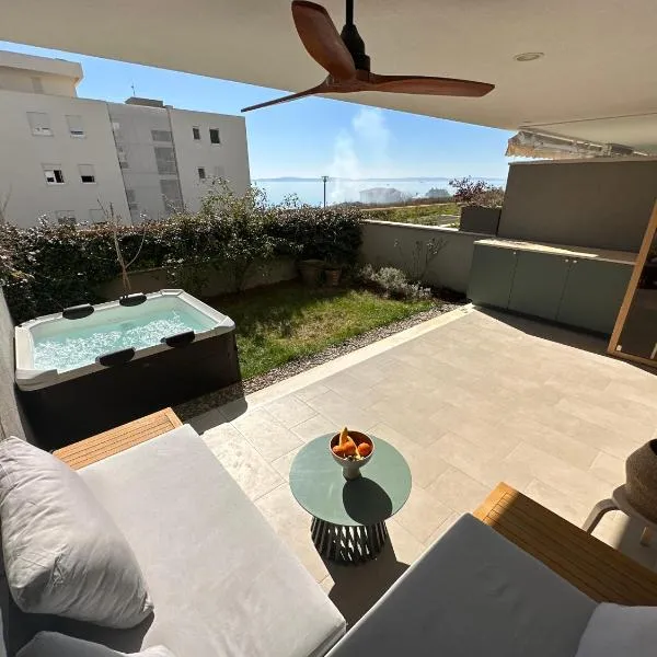 Žnjan beachfront luxury beautiful new apartment with garden jacuzzi and sauna, hotel in Split