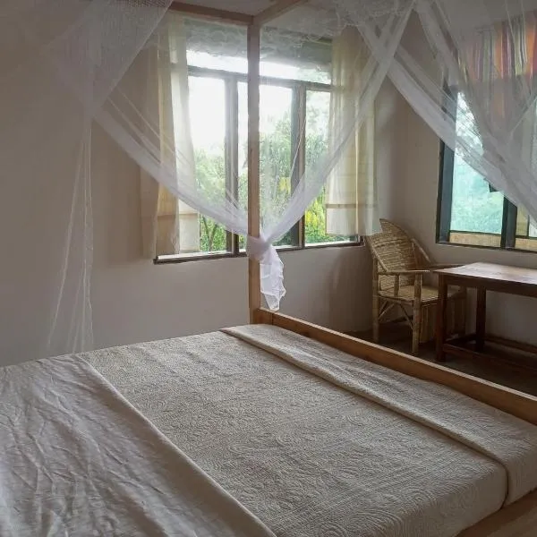 Little Monkey Camp, отель в городе Busimba