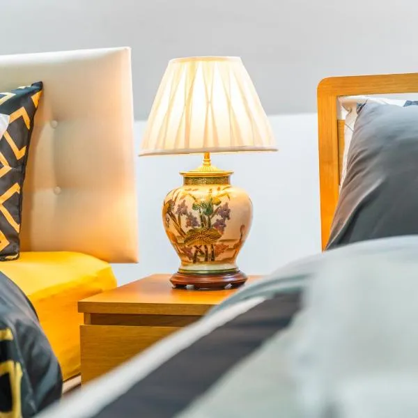 Exquisite 2-Bedroom Penthouse-Sleeps 7-Free Parking with Workspace & High-Speed WiFi, hotel in Birmingham